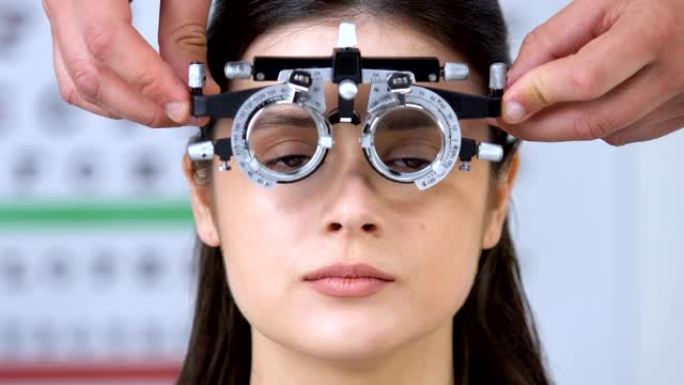 医生将phoropter放在女性患者的眼睛上，眼科检查，视力