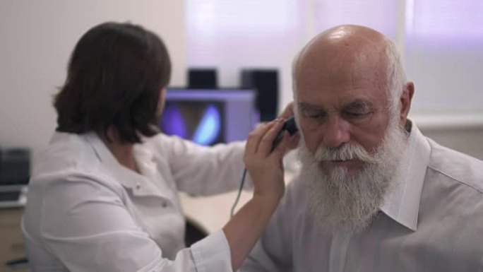 医学专业人员测试成年男子的耳朵