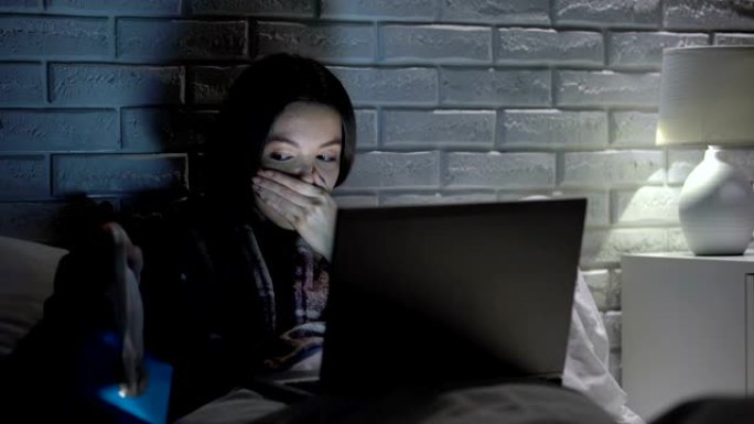 女孩打喷嚏，晚上躺在床上用笔记本电脑看电影，流感症状