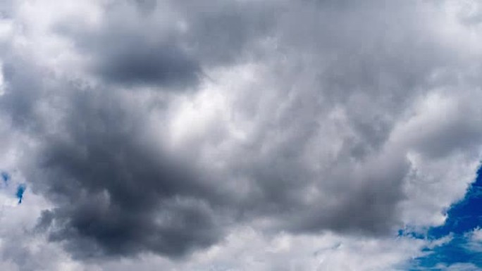 蓝天上白色蓬松的云