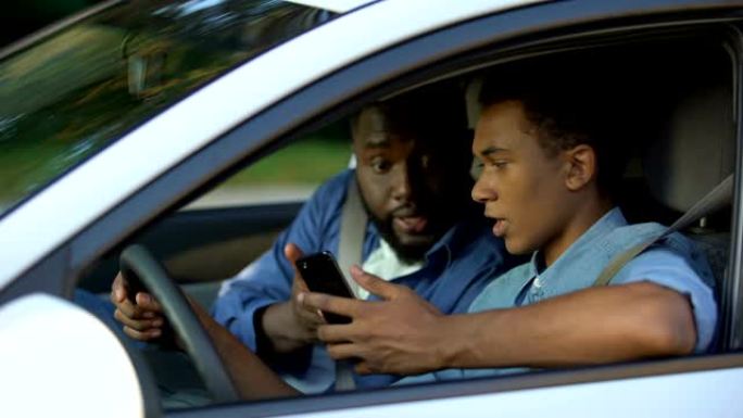 汽车教练责骂年轻司机聊天智能手机课，安全规则