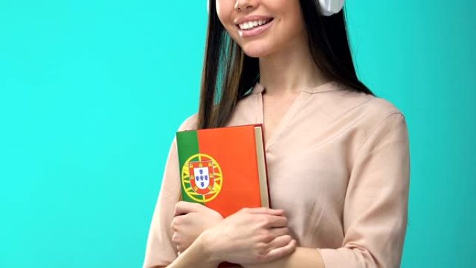 女学生耳机举行葡萄牙语图书在线研讨会，知识