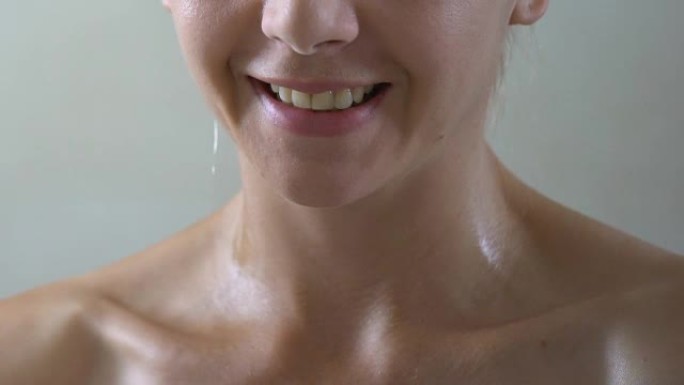 微笑的女人在浴室的脖子上喷香水，女士的特殊气味
