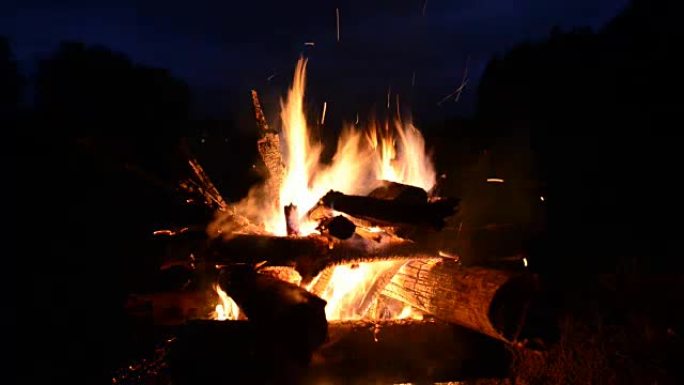 天然壁炉中的火焰燃烧视频