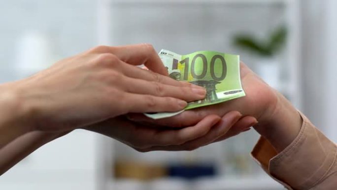 年轻女子向退休女性捐赠欧元钞票，捐款，慈善事业