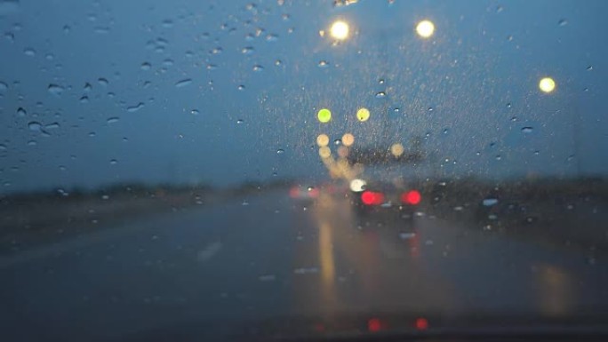 在漆黑的雨夜开车，齿条聚焦。
