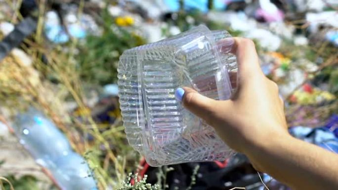在垃圾填埋场上扔塑料容器，对自然不负责任的态度