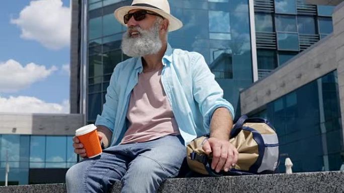 大胡子老人在城里喝咖啡