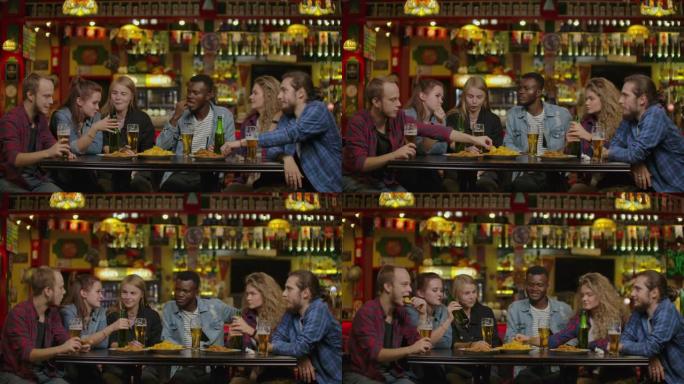 朋友在周末在啤酒吧餐厅喝啤酒-与年轻人一起玩的友谊概念。朋友在啤酒吧喝啤酒。