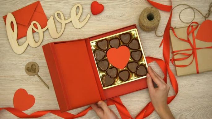 女士打开情人节礼物盒，配心形巧克力糖果，壮阳药