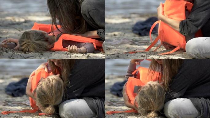 绝望的妈妈抱着救生衣的小女儿，风暴受害者，灾难