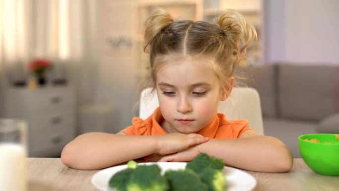 女小孩拒绝吃西兰花，扔掉蔬菜，维生素营养