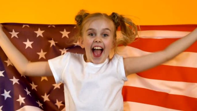 快乐的球迷孩子挥舞着美国国旗，为国家运动队加油，支持