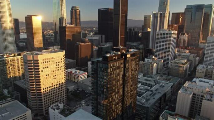 洛杉矶市中心公寓楼的向上倾斜无人机拍摄