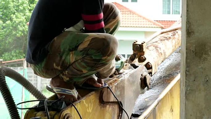 机械师用电动磨床工具研磨生锈的螺栓