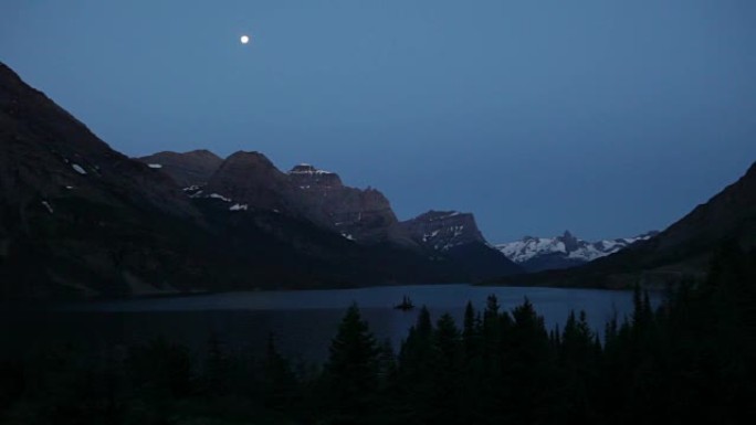 月亮在圣玛丽湖雪山冰川国家公园