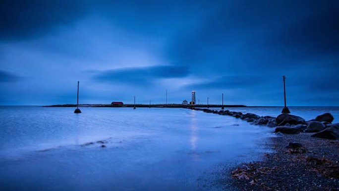 冰岛灯塔在黄昏时闪烁-时间流逝