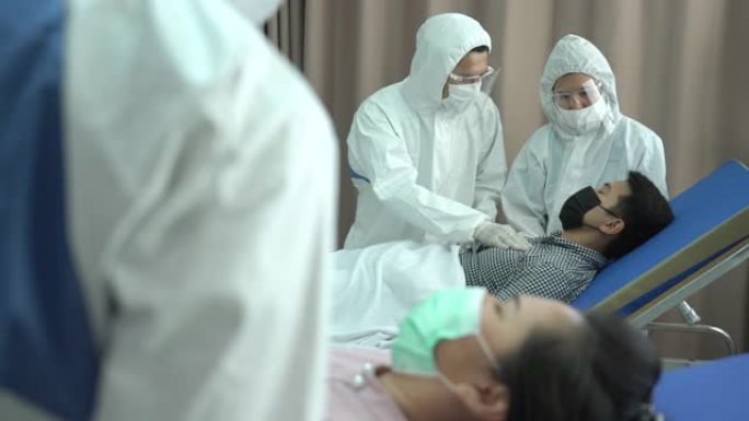 医生在医院检查患有咳嗽的病人
