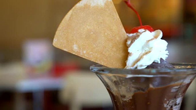 巧克力圣代冰淇淋在咖啡馆