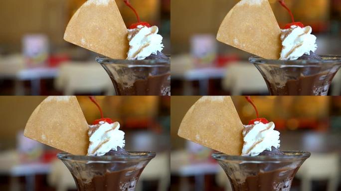 巧克力圣代冰淇淋在咖啡馆