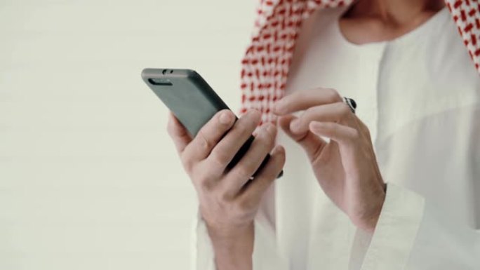阿拉伯中东男子做移动支付，网上购物