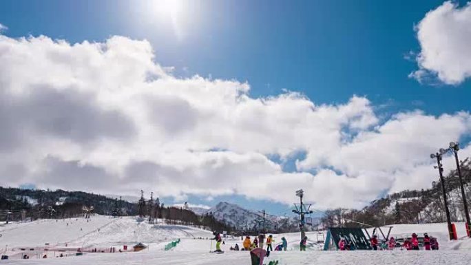 冬季滑雪胜地人流人来人往蓝天白云