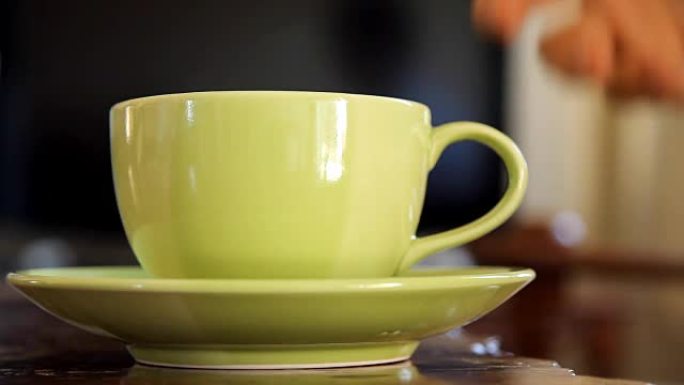 一杯咖啡、茶或热饮蒸汽饮料，用手拿起和放下