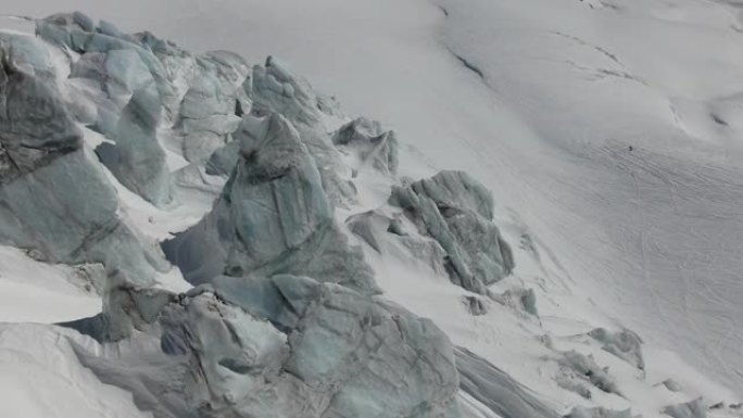 空中无人机拍摄了埃尔布鲁斯山附近的白雪皑皑的冰川