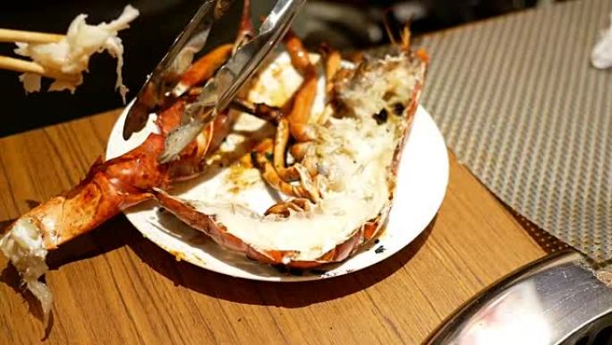 桌子上的龙虾烤架海鲜产品吃饭实拍