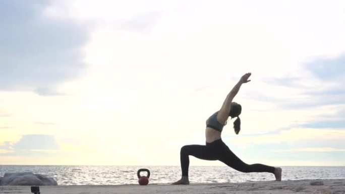 亚洲女性在夏季海边练习瑜伽。