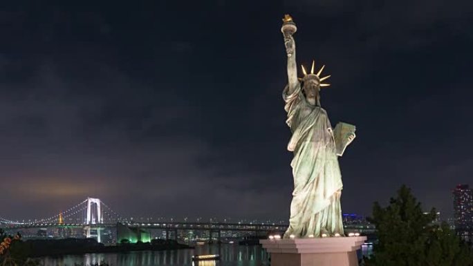 4k延时: 夜场有彩虹桥的自由女神像。