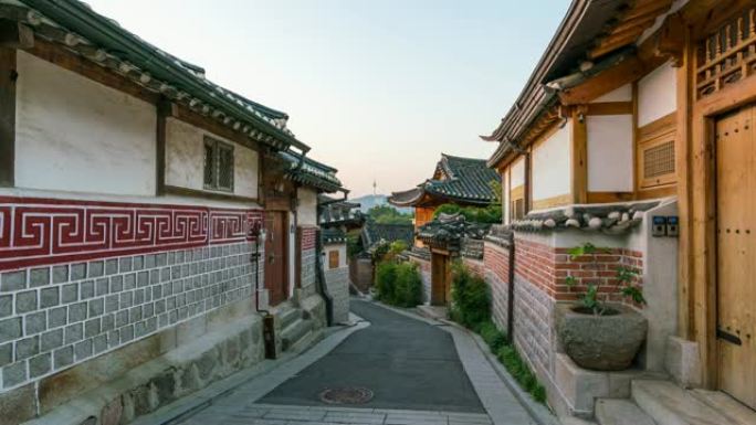 韩国首尔市北川韩屋村的日出时光。北川韩屋村有数百座传统房屋。