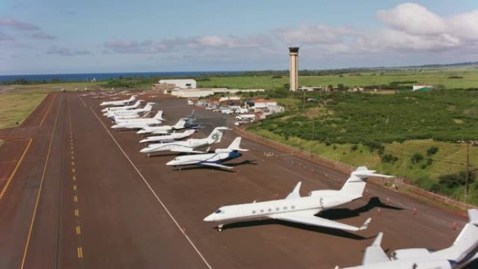 毛伊岛卡胡鲁伊机场的鸟瞰图。