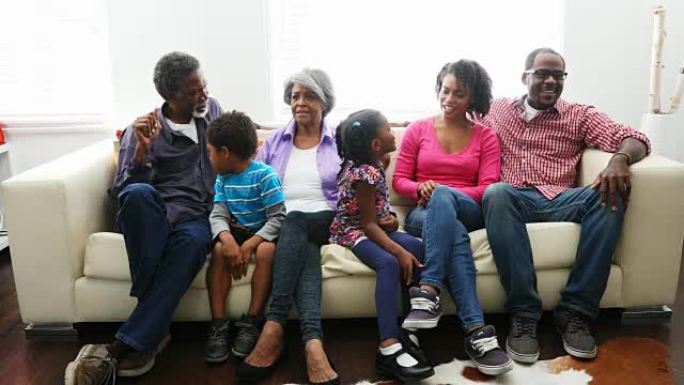 在家中的非裔美国人家庭在沙发上看电视