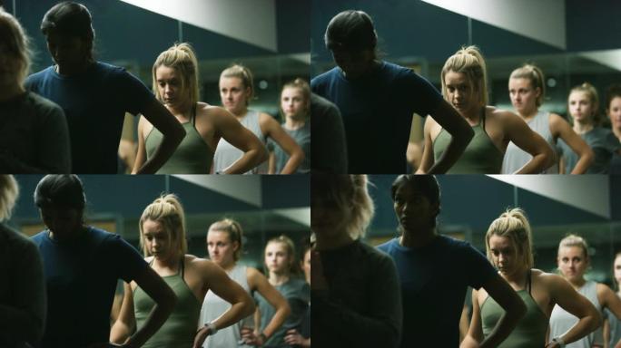 二十多岁的多种族妇女tip着脚尖站在健身室的大镜子前的芭蕾舞前