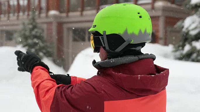 暴风雪期间，快乐的滑雪者滑雪者在户外准备