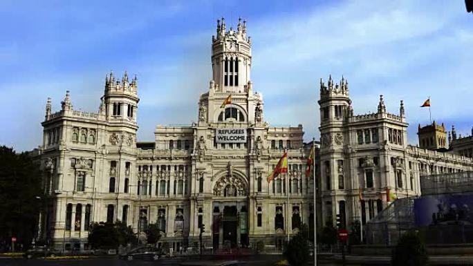 马德里市政厅cibeles宫殿与欢迎难民旗帜在前面的时间推移
