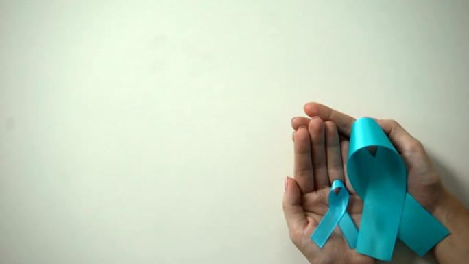 世界前列腺癌日题词，手拿大、小蓝丝带