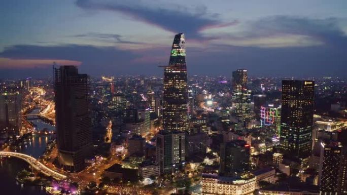 越南胡志明市夜间天际线鸟瞰图