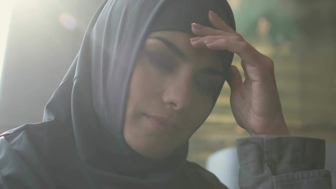 阿拉伯女孩对穆斯林社会的性别不平等，宗教限制感到不安