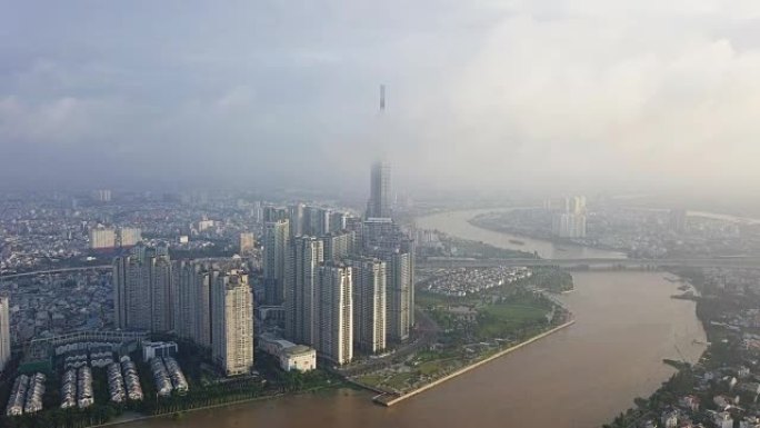 4k无人机视频飞越胡志明市市中心中心的胡志明市天际线和摩天大楼。越南胡志明市西贡河的城市景观全景