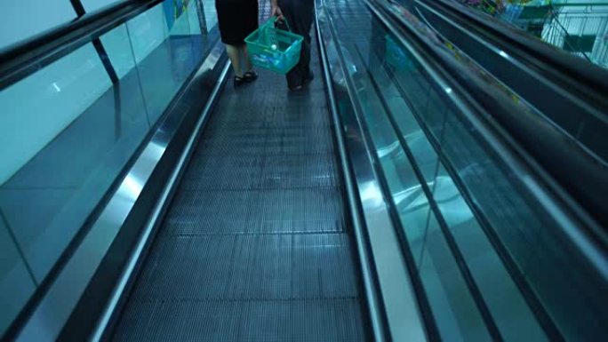 购物中心自动扶梯中的运动人士