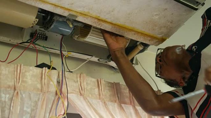 一名工人修理空调维修技师