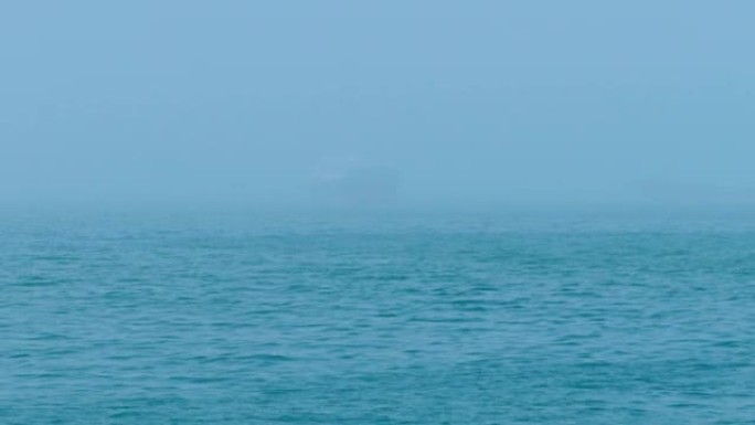 船只在浓雾中航行大海