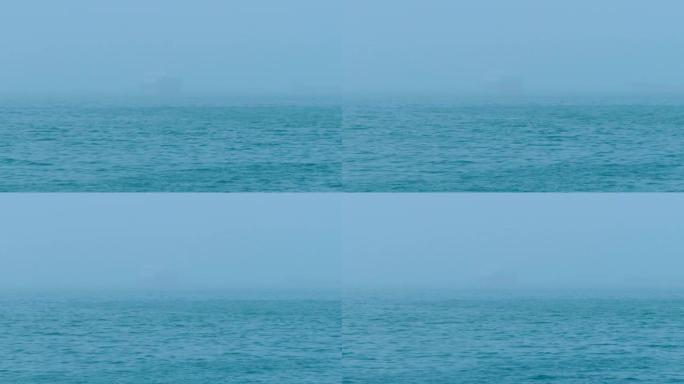 船只在浓雾中航行大海