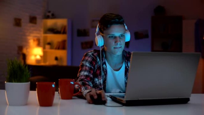 极度焦虑的青少年在笔记本电脑上玩电脑游戏失控的情绪
