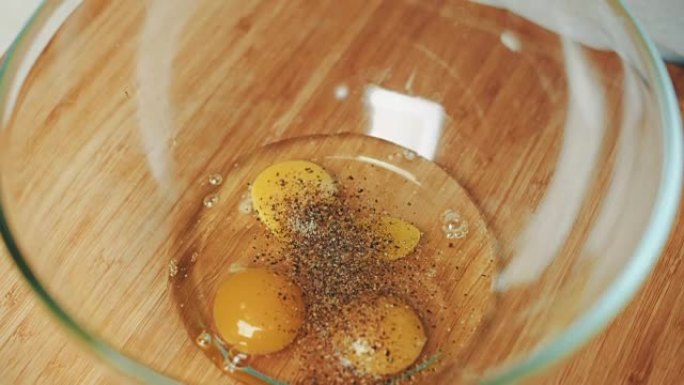 用胡椒粉和盐塞隆打鸡蛋