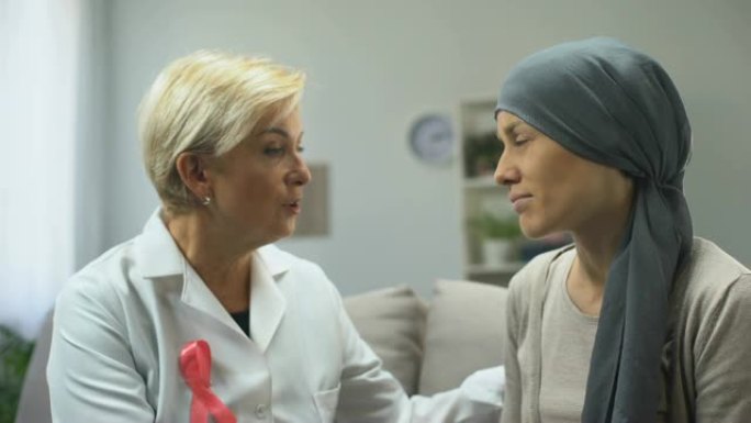 女医生支持癌症患者，给疾病带来治愈的希望