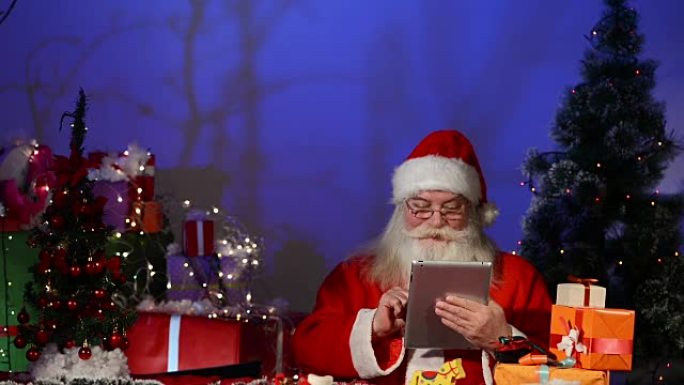 圣诞老人在数字平板电脑上工作