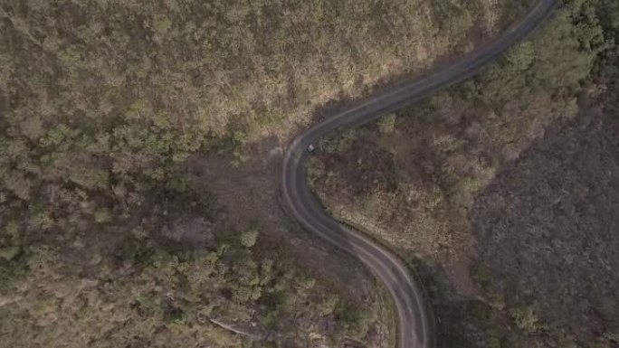 山上道路的空中拍摄